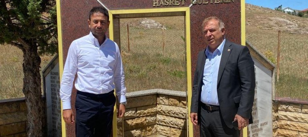 CHP'li Zeybek ve Akpolat'tan Hasret Gültekin'in mezarına ziyaret