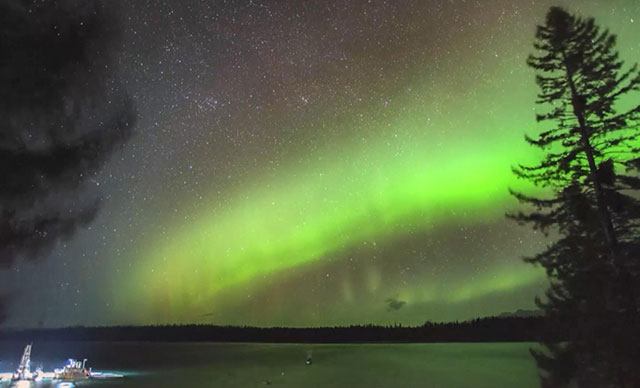 Alaska semalarında Kuzey Işıkları'nın muazzam dansı kamerada