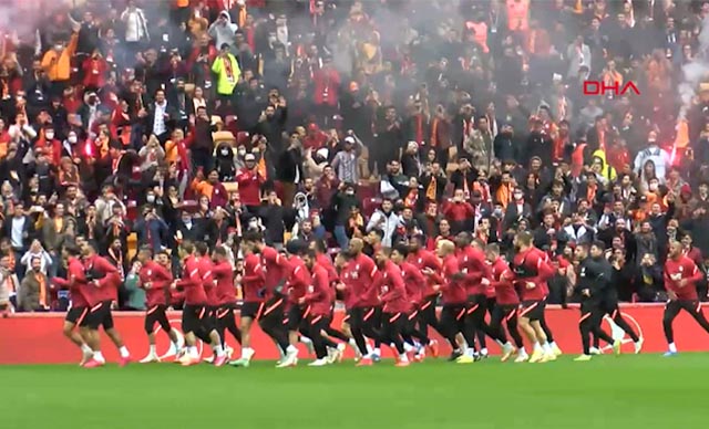 Galatasaray derbi öncesi son idmanını taraftarının önünde yaptı
