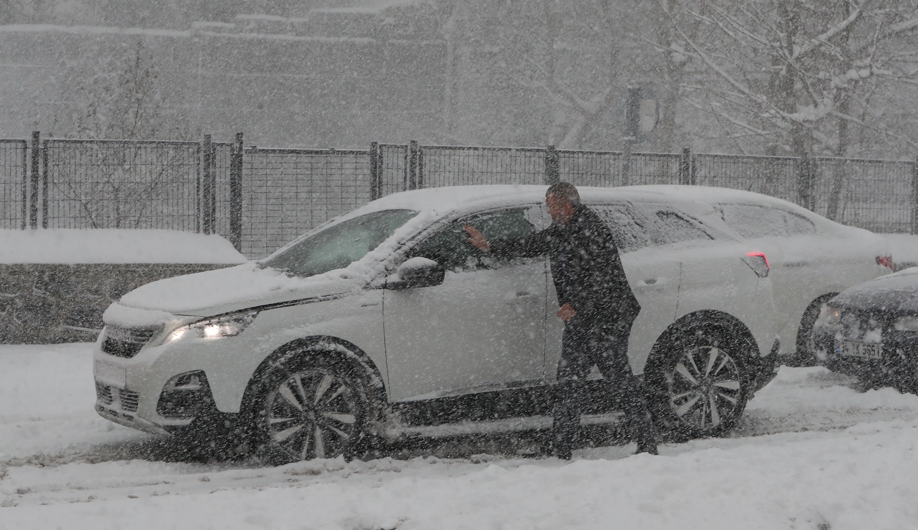 Arnavutköy'de kar hayatı felç etti