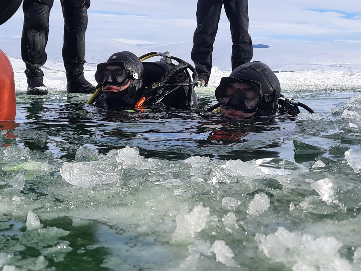 Çıldır Gölü'nde buzu kesip dalış eğitimi yaptılar
