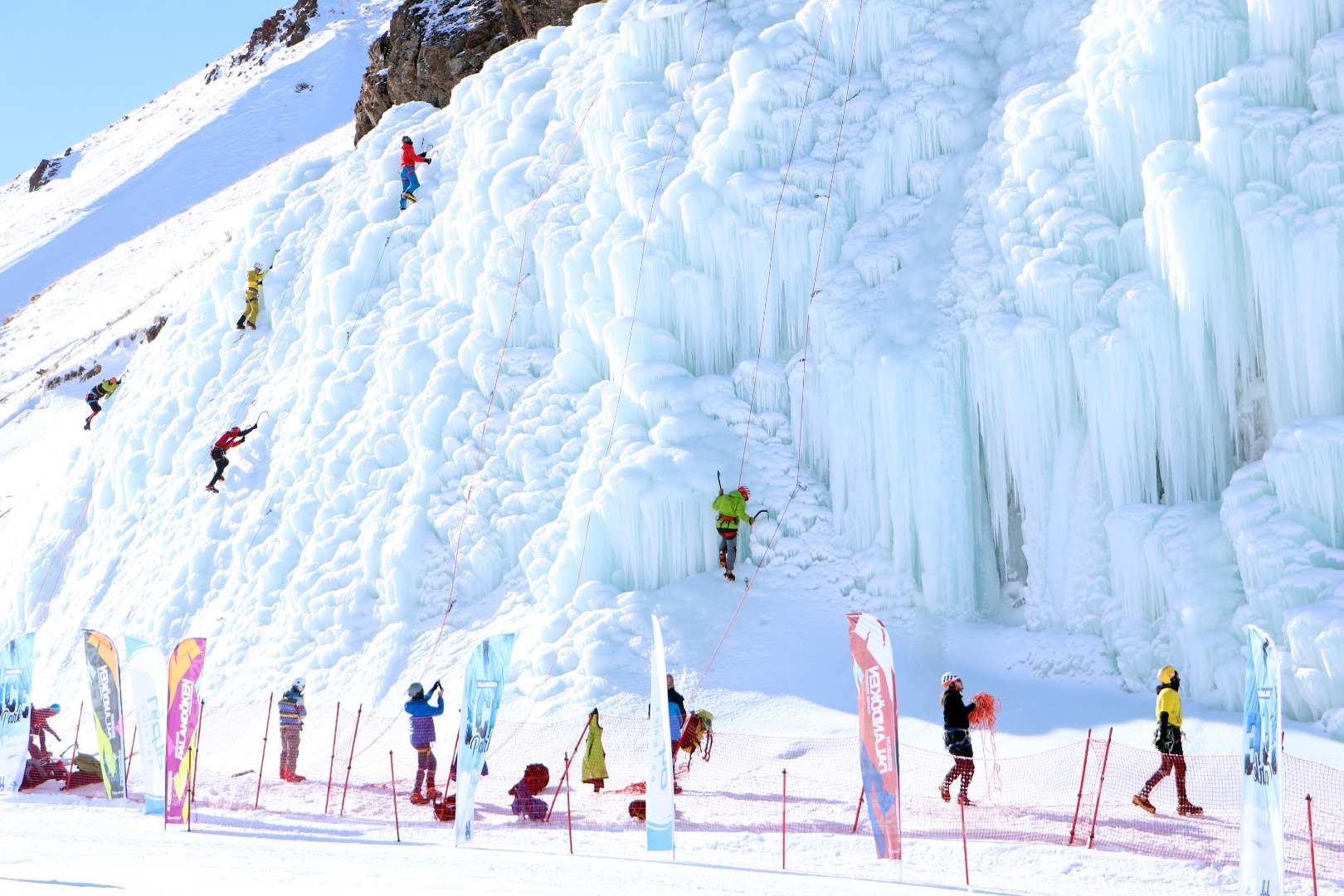 Palandöken'deki Buz Tırmanışı Festivali'nde 'buz dağı'na yoğun ilgi