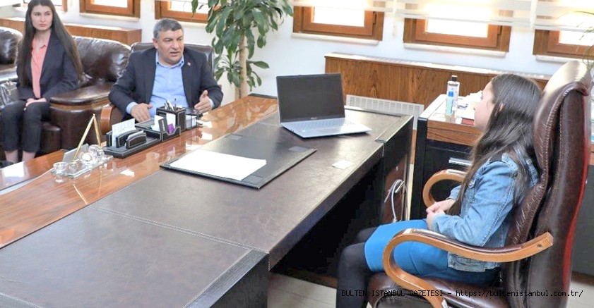 Başkan Şayir, koltuğunu küçük Derin'e bıraktı.