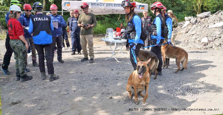ÇEKMEKÖY'DE ARAMA KURTARMA KÖPEKLERİ ŞAMPİYONASI DÜZENLENDİ