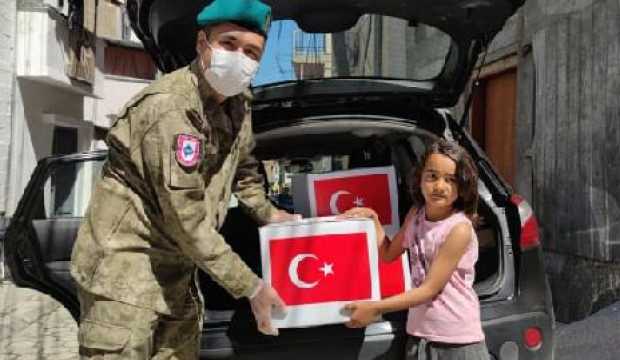 Kosova’da Türk askerinden 500 aileye bayram yardımı