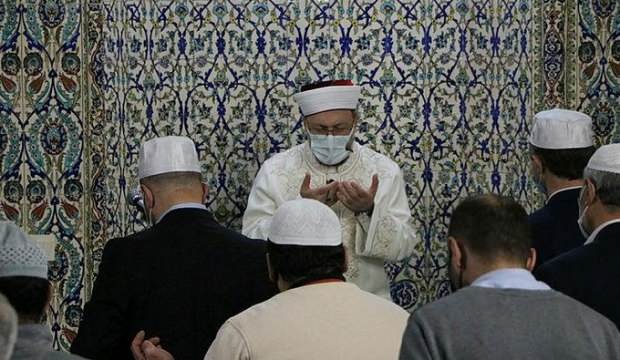 Ali Erbaş, Kadir Gecesi'nde yatsı namazı kıldırdı