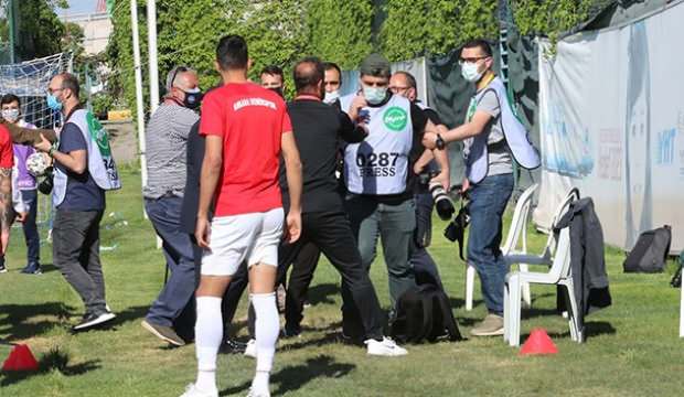 Ankara Demirsporlu futbolcular, foto muhabirlerine saldırdı!