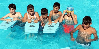Bağcılarlı çocuklar havuzlarda serinliyor