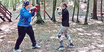 BAĞCILARLI KADINLAR ORMANDA SPOR YAPIYOR