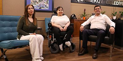 BAŞKAN ORHAN ÇERKEZ’DEN İHTİYAÇ SAHİBİ GENÇ KIZA AKÜLÜ SANDALYE HEDİYESİ