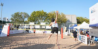 KALAMIŞ’TA PLAJ VOLEYBOLU TURNUVASI BAŞLADI