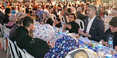 KARTAL BELEDİYESİ’NİN SOKAK İFTARLARI BİNLERCE VATANDAŞI AYNI SOFRADA BULUŞTURUYOR
