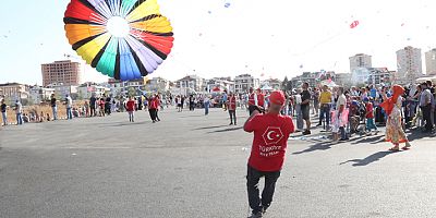 KÜÇÜKÇEKMECE’DE 10 BİN UÇURTMA GÖKYÜZÜYLE BULUŞTU
