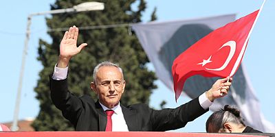 KÜÇÜKÇEKMECE’DE 19 MAYIS COŞKUSU SOKAKLARA TAŞTI