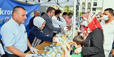 SANCAKTEPE BELEDİYESİ'NDEN VATANDAŞLARA AŞURE İKRAMI