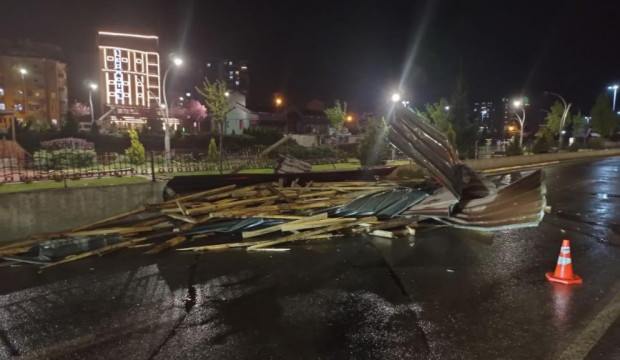 Sivas’ta fırtına çatıları uçurdu, araçlara zarar verdi