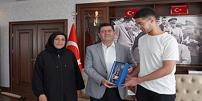 TOGG’LA SINAVA GİTTİ, İLK 30 BİNE GİRİP YÜZDE 100 BURS KAZANDI