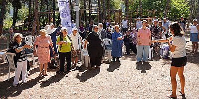 TUZLA BELEDİYESİ'NDEN 65 YAŞ ÜSTÜ BÜYÜKLERE YOGA ETKİNLİĞİ