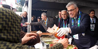 ÜMRANİYE'DE 3 TON HAMSİ DAĞITILDI