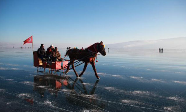 Atlı kızakla yüzeyi buz tutan Çıldır Gölü'nde drift attı