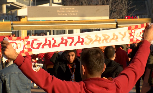 Galatasaraylı taraftarların derbi öncesi stat çevresinden görüntüleri